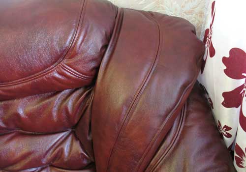 Частичная обивка дивана кожей